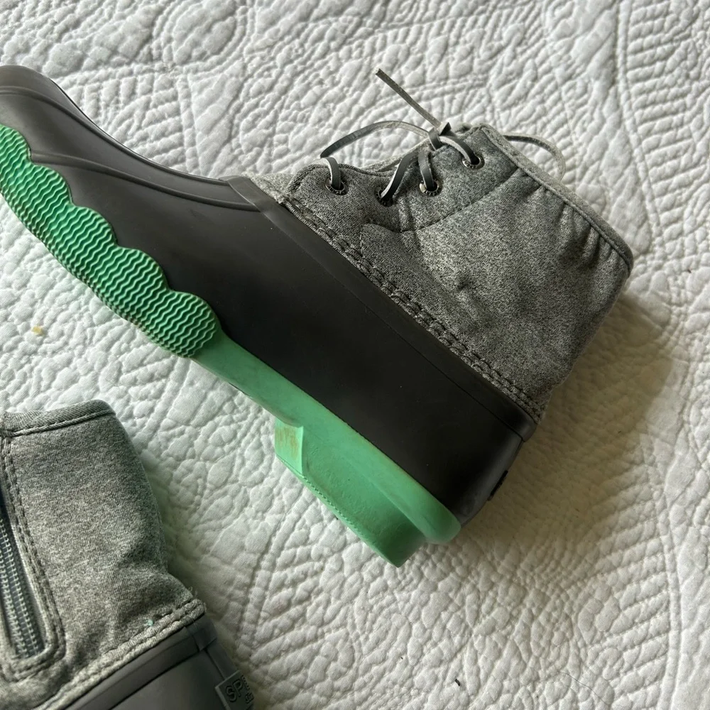 Sperry Saltwater Boot Y3 (W5). Grey fabric/grey rubber base w/green. Great shape